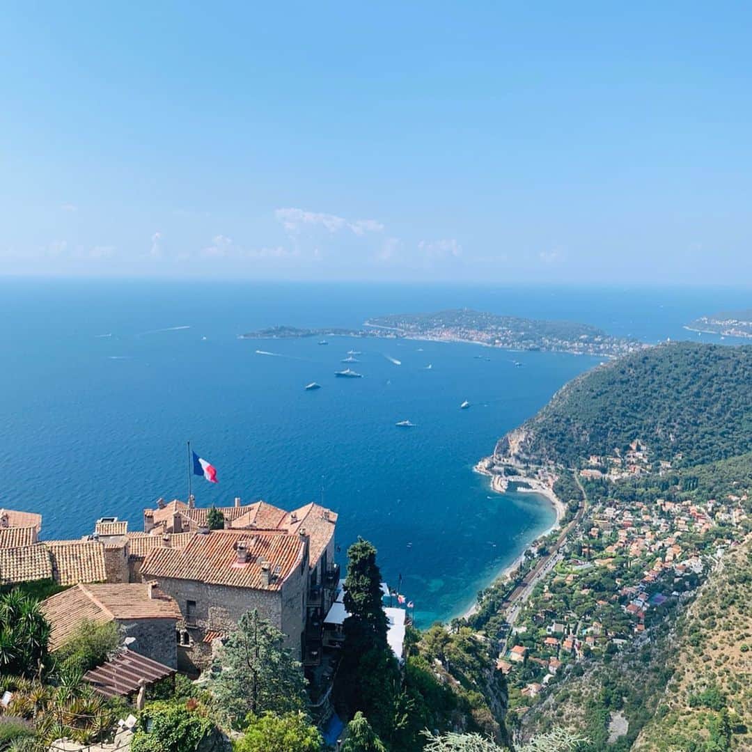瀬間友里加のインスタグラム：「Eze Village⛰ニースとモナコの間にある村✨ここでの眺めは素晴らしかった😍独立記念日当日で交通機関のお休みが私達のスケジュールを狂わし大変だったのもいい思い出🙋‍♀️❤️笑 #エズ村 #ezevillage #南仏旅行」