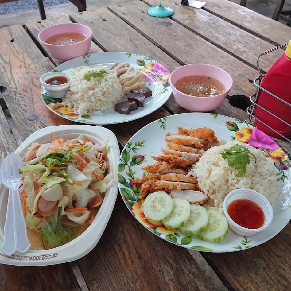 ホルスタイン・モリ夫さんのインスタグラム写真 - (ホルスタイン・モリ夫Instagram)「食べて食べて飲んで食べて飲んで食べて飲んで食べて飲んで飲んで食べてます！ #タイランド #屋台 #ヤワラー #パックブーンファイデーン  #トムカーガイ #ゴティ(最後の写真) #タイのコメディアン #屋台にあった写真 #タイのおばさんにアイムゴティと言ったら大概ウケる #私の世界三大料理 #タイ料理 #中華料理 #イタリア料理 #韓国料理 #トルコ料理 #日本食 #あ！ #はみ出まくっちまった！」7月19日 4時44分 - morry_aroi