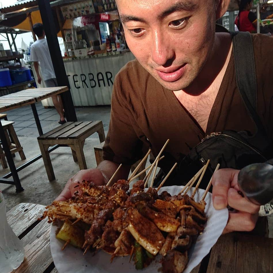 ホルスタイン・モリ夫さんのインスタグラム写真 - (ホルスタイン・モリ夫Instagram)「食べて食べて飲んで食べて飲んで食べて飲んで食べて飲んで飲んで食べてます！ #タイランド #屋台 #ヤワラー #パックブーンファイデーン  #トムカーガイ #ゴティ(最後の写真) #タイのコメディアン #屋台にあった写真 #タイのおばさんにアイムゴティと言ったら大概ウケる #私の世界三大料理 #タイ料理 #中華料理 #イタリア料理 #韓国料理 #トルコ料理 #日本食 #あ！ #はみ出まくっちまった！」7月19日 4時44分 - morry_aroi