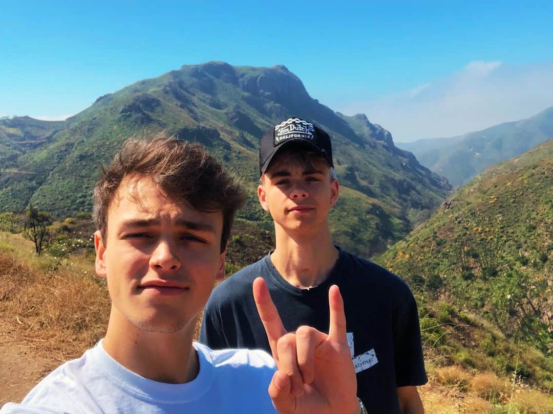 Jonahmaraisのインスタグラム：「we thought this mountain was really awesome so we pulled off the road just to take this picture with it」