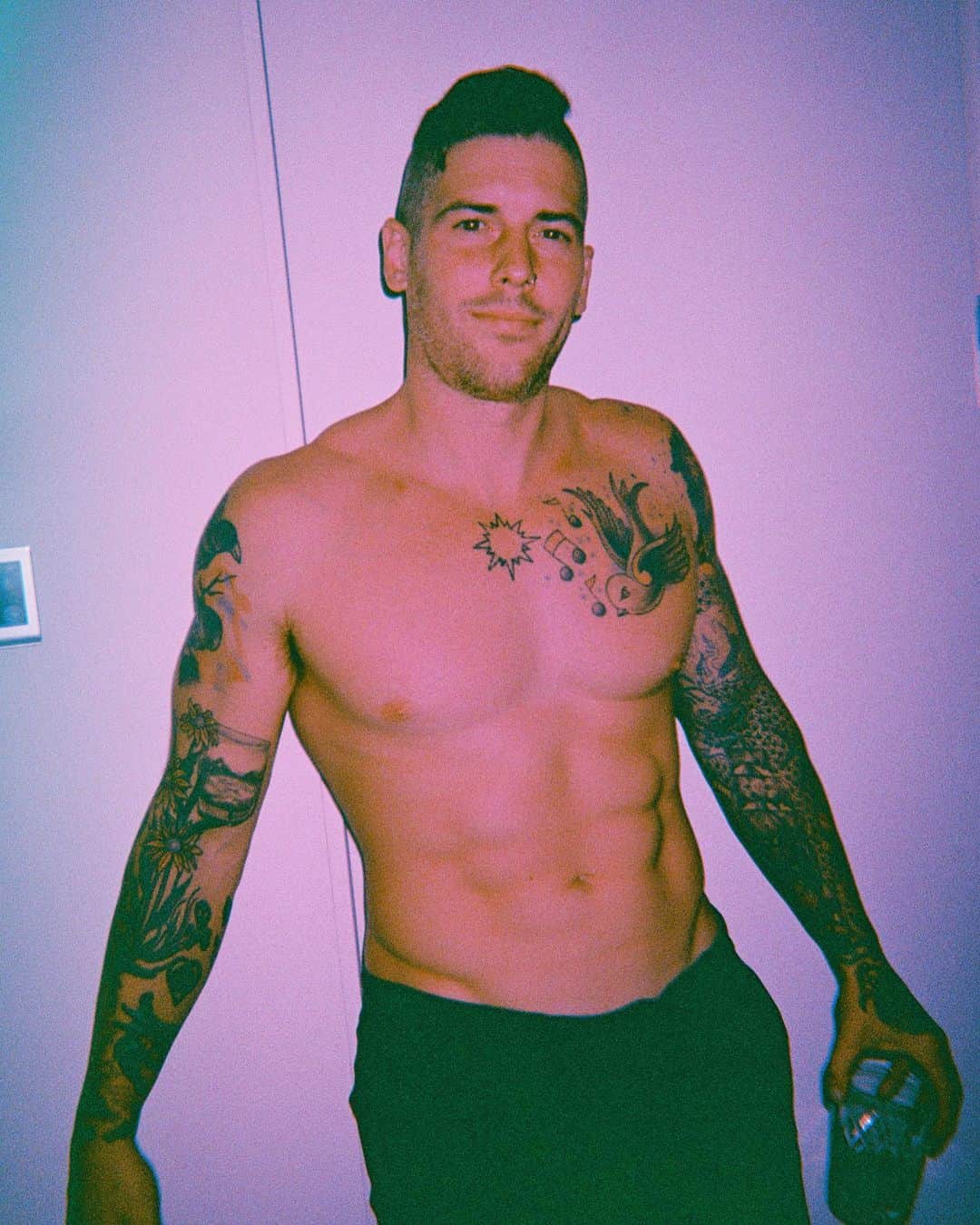ザッキー・ヴェンジェンスのインスタグラム：「Pondering what emom, amrap or bassline is next 😂💪🏻 🎸 #fitness #bassguitar #alltimelow #crossfit #tattoos #noshirt #noshoes #watchoutmoms #absfordays #newrecord #freshcut #photography #letsmakeadifference #goodboy #musicianswholift #kailua #hawaii #luckywelivehi」