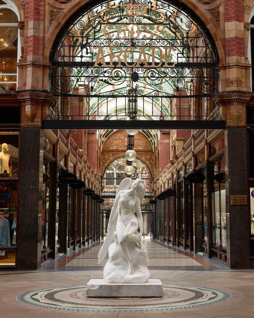 ガゴシアン・ギャラリーさんのインスタグラム写真 - (ガゴシアン・ギャラリーInstagram)「Damien Hirst’s “Anatomy of an Angel" (2008), is on view at the Victoria Quarter arcade as part of Yorkshire Sculpture International. Seven major sculptures by Hirst are included. Find out more via the link in our bio!  __________ #DamienHirst #YSP #YSI2019 #Gagosian @leedsartgallery @damienhirst @yspsculpture @ysi_2019 Damien Hirst, “Anatomy of an Angel," 2008. Artwork © Damien Hirst and Science Ltd. All rights reserved, DACS 2019」7月19日 4時52分 - gagosian