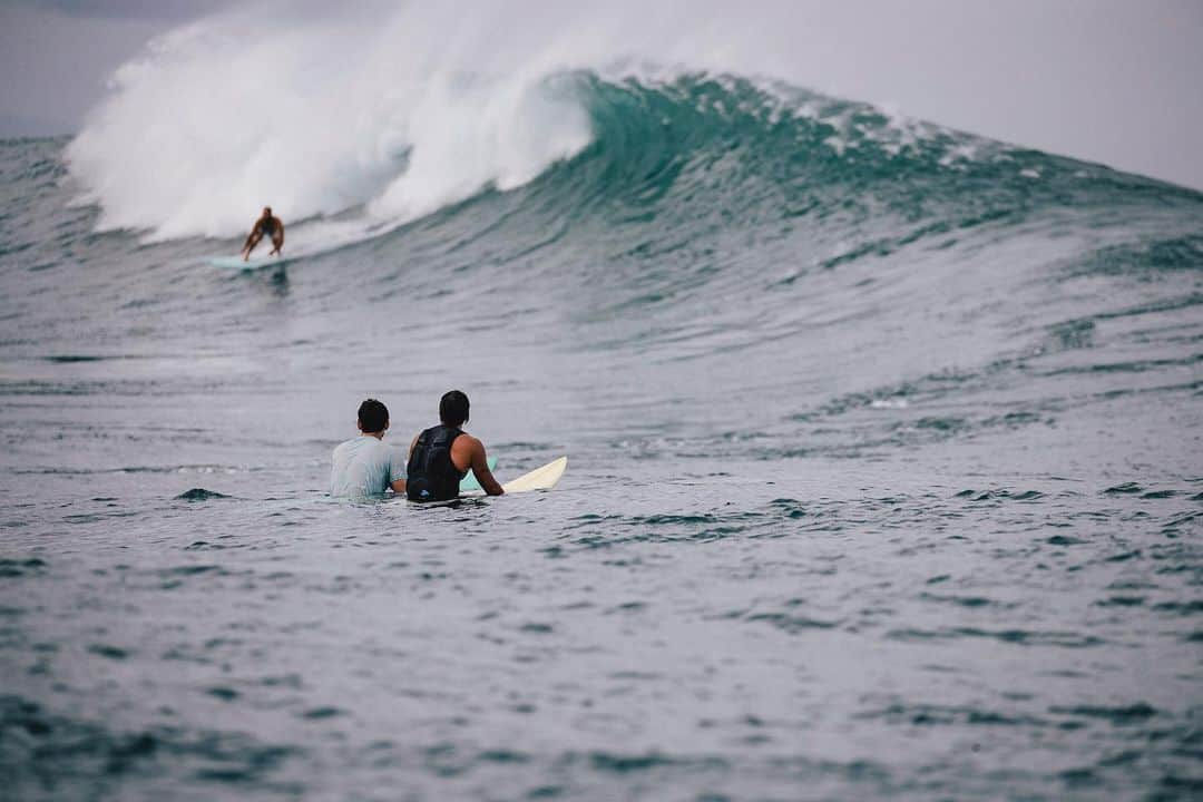 ジミー・チンさんのインスタグラム写真 - (ジミー・チンInstagram)「I usually get one surf trip a year despite my ongoing obsession to be out in the water for the last 20 years. Lucky to get in a second trip this year w an unlikely confluence of friends.  Unbelievably fortunate and thankful to @healeywaterops, @the.rabbits.foot @thetorpedopeople @jeffjohnson_beyondandback @jon_rose for sharing their knowledge and stoke.  Awesome to see everyone in their element and sending it. Felt good to be the student again...except when I was getting pummeled 😂  Here are a few pics from our first day paddling out at an outer reef…getting lined up, getting caught inside and getting a few.  I don’t know what you call it in surfing but in climbing we call it getting sandbagged.  Thanks to the crew, @yeti and @surfaricharters for an all time trip.  Photos from legendary sandbagger Jeff Johnson (@jeffjohnson_beyondandback)」7月19日 4時46分 - jimmychin