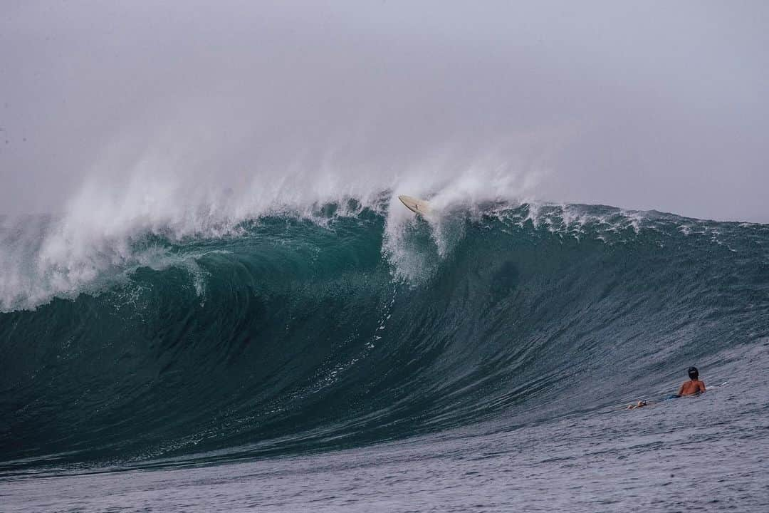 ジミー・チンさんのインスタグラム写真 - (ジミー・チンInstagram)「I usually get one surf trip a year despite my ongoing obsession to be out in the water for the last 20 years. Lucky to get in a second trip this year w an unlikely confluence of friends.  Unbelievably fortunate and thankful to @healeywaterops, @the.rabbits.foot @thetorpedopeople @jeffjohnson_beyondandback @jon_rose for sharing their knowledge and stoke.  Awesome to see everyone in their element and sending it. Felt good to be the student again...except when I was getting pummeled 😂  Here are a few pics from our first day paddling out at an outer reef…getting lined up, getting caught inside and getting a few.  I don’t know what you call it in surfing but in climbing we call it getting sandbagged.  Thanks to the crew, @yeti and @surfaricharters for an all time trip.  Photos from legendary sandbagger Jeff Johnson (@jeffjohnson_beyondandback)」7月19日 4時46分 - jimmychin