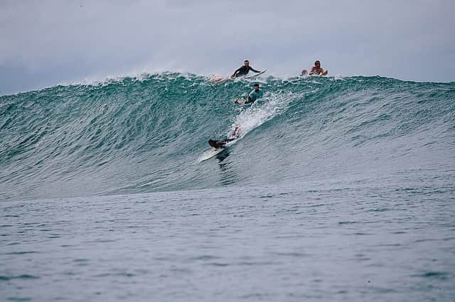 ジミー・チンさんのインスタグラム写真 - (ジミー・チンInstagram)「I usually get one surf trip a year despite my ongoing obsession to be out in the water for the last 20 years. Lucky to get in a second trip this year w an unlikely confluence of friends.  Unbelievably fortunate and thankful to @healeywaterops, @the.rabbits.foot @thetorpedopeople @jeffjohnson_beyondandback @jon_rose for sharing their knowledge and stoke.  Awesome to see everyone in their element and sending it. Felt good to be the student again...except when I was getting pummeled 😂  Here are a few pics from our first day paddling out at an outer reef…getting lined up, getting caught inside and getting a few.  I don’t know what you call it in surfing but in climbing we call it getting sandbagged.  Thanks to the crew, @yeti and @surfaricharters for an all time trip.  Photos from legendary sandbagger Jeff Johnson (@jeffjohnson_beyondandback)」7月19日 4時46分 - jimmychin