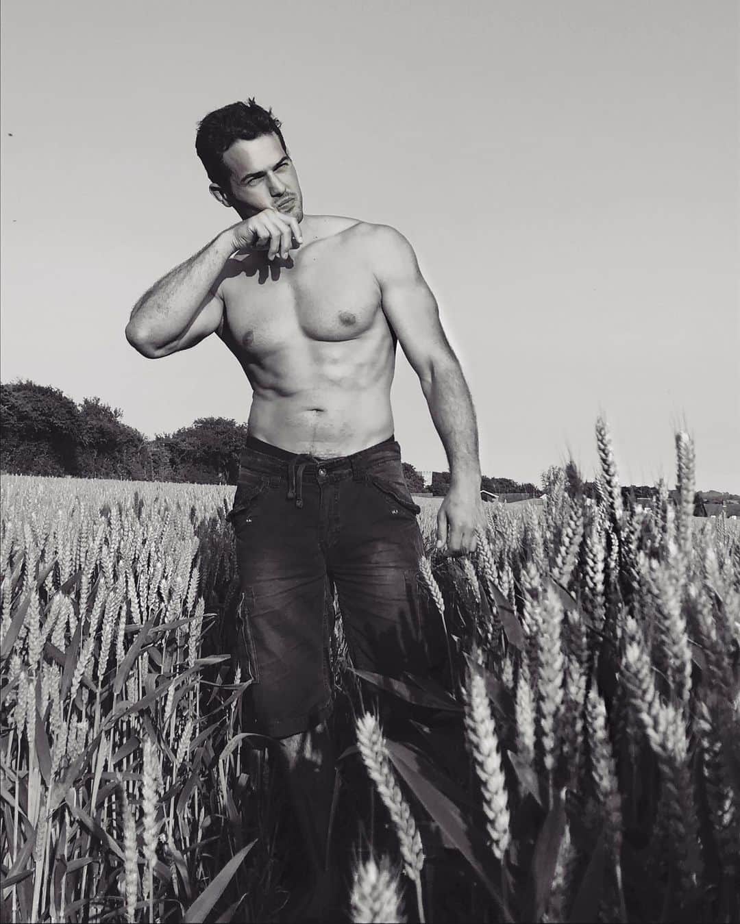 ケリー・ブルックさんのインスタグラム写真 - (ケリー・ブルックInstagram)「I like taking pictures in Fields of Wheat during Summertime 🌾 @jeremyparisi」7月19日 4時47分 - iamkb
