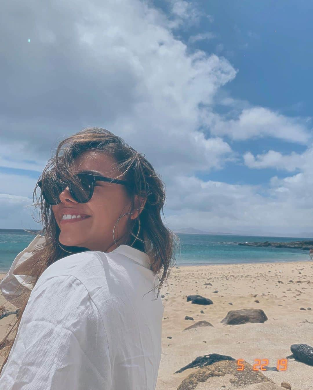 Danna Paolaさんのインスタグラム写真 - (Danna PaolaInstagram)「De esos días cuando andábamos tomando el sol, tomando fotos en la playa desierta y comíamos en toppers tirados en la arena, muuuuuy felices.  Si, take me back pls. ☀️🏖」7月19日 4時48分 - dannapaola