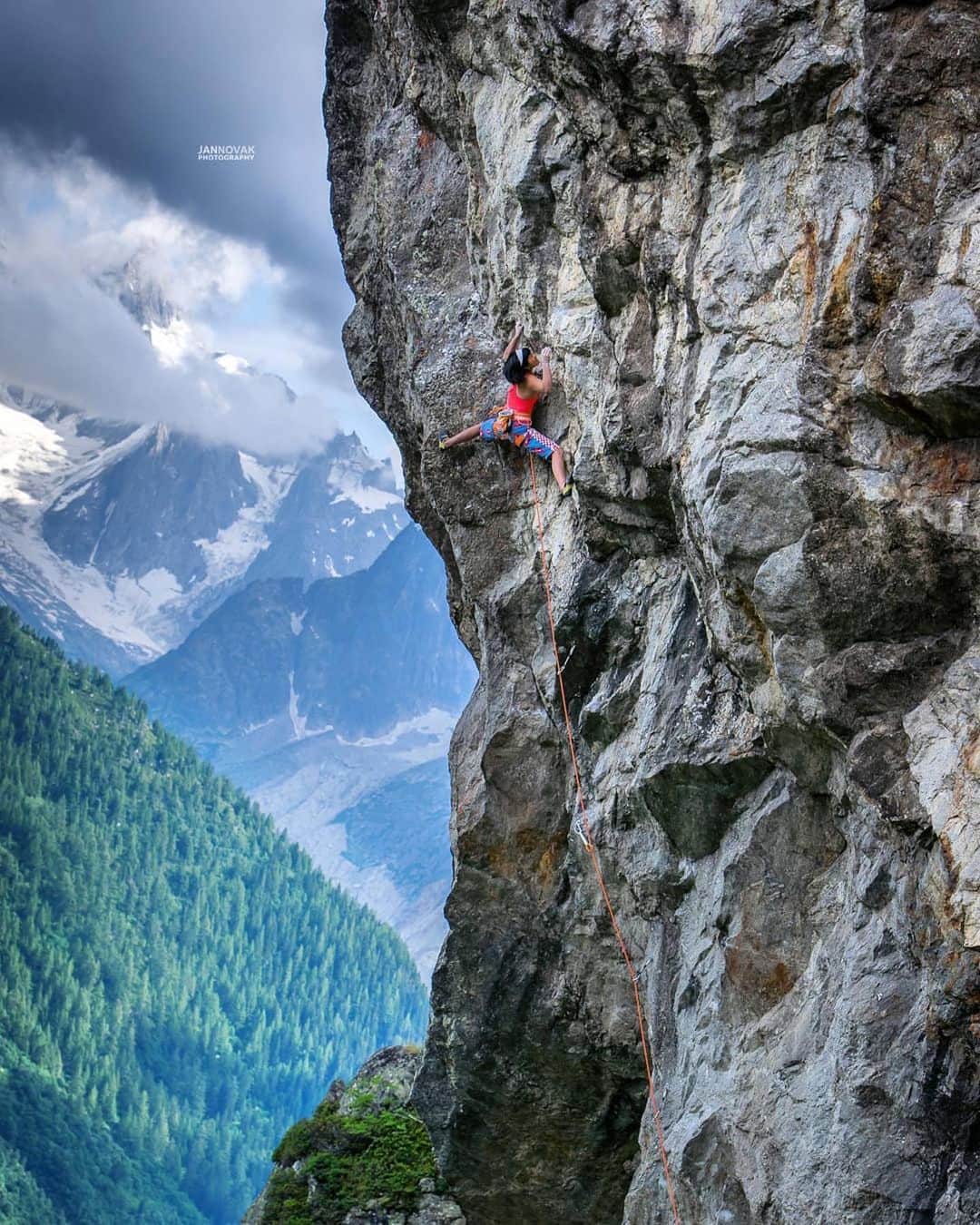 白石阿島さんのインスタグラム写真 - (白石阿島Instagram)「🏔💎💫🏔 #Repost @jan_novak_photography ・・・ Mademoiselle @ashimashiraishi 🎀 en action !! Not only beautiful scenery, but also a solid climb :) 8b+ flash Chamonix, France . #neverstopexploring . #outsideisthegoodside #climbing #rockclimbing #photography #chamonix #france」7月19日 4時51分 - ashimashiraishi