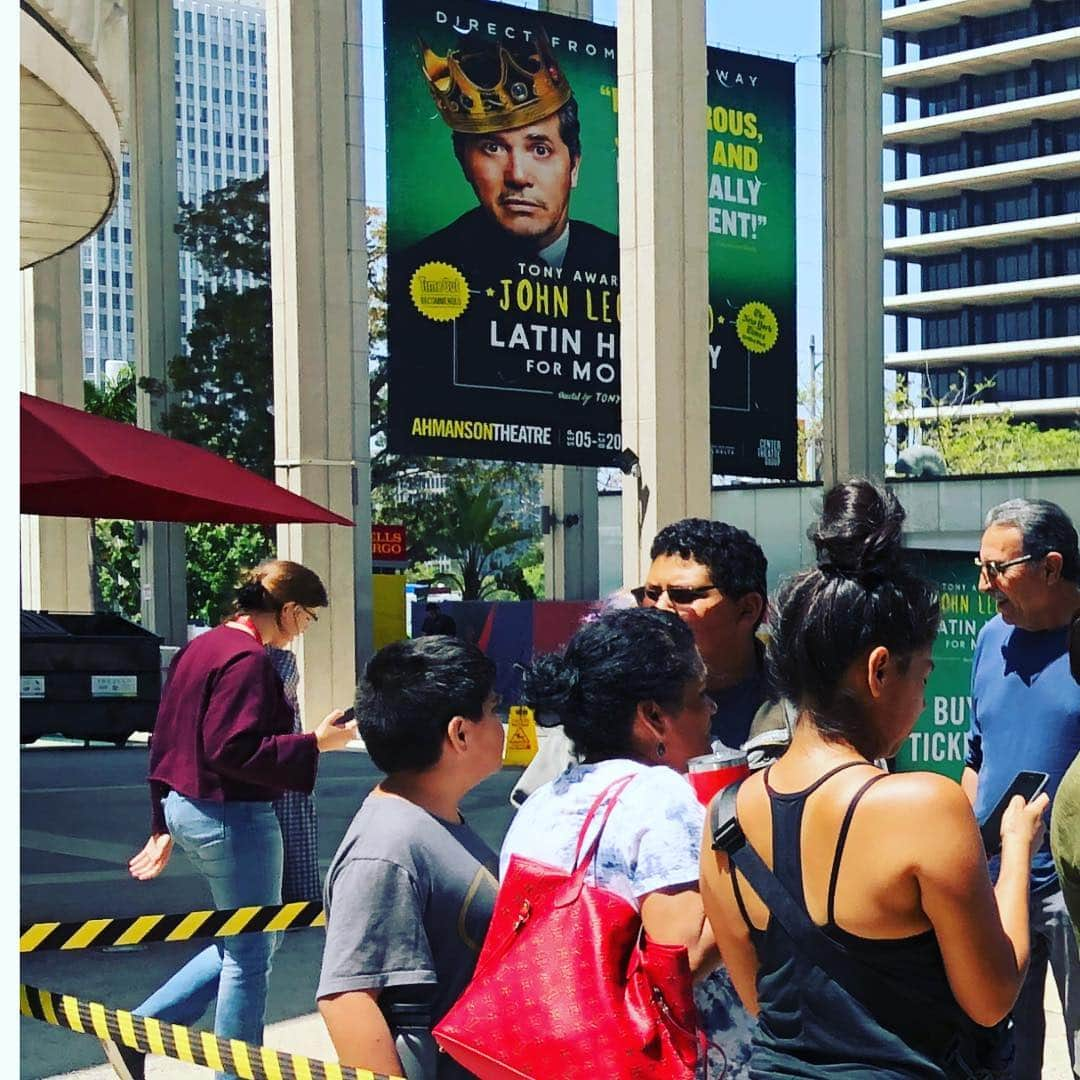 ジョン・レグイザモさんのインスタグラム写真 - (ジョン・レグイザモInstagram)「Mad rush in LA for #latinhistory4morons first day on sale!  At the Ahmanson theater most prestigious venue in #losangeles」7月19日 5時02分 - johnleguizamo