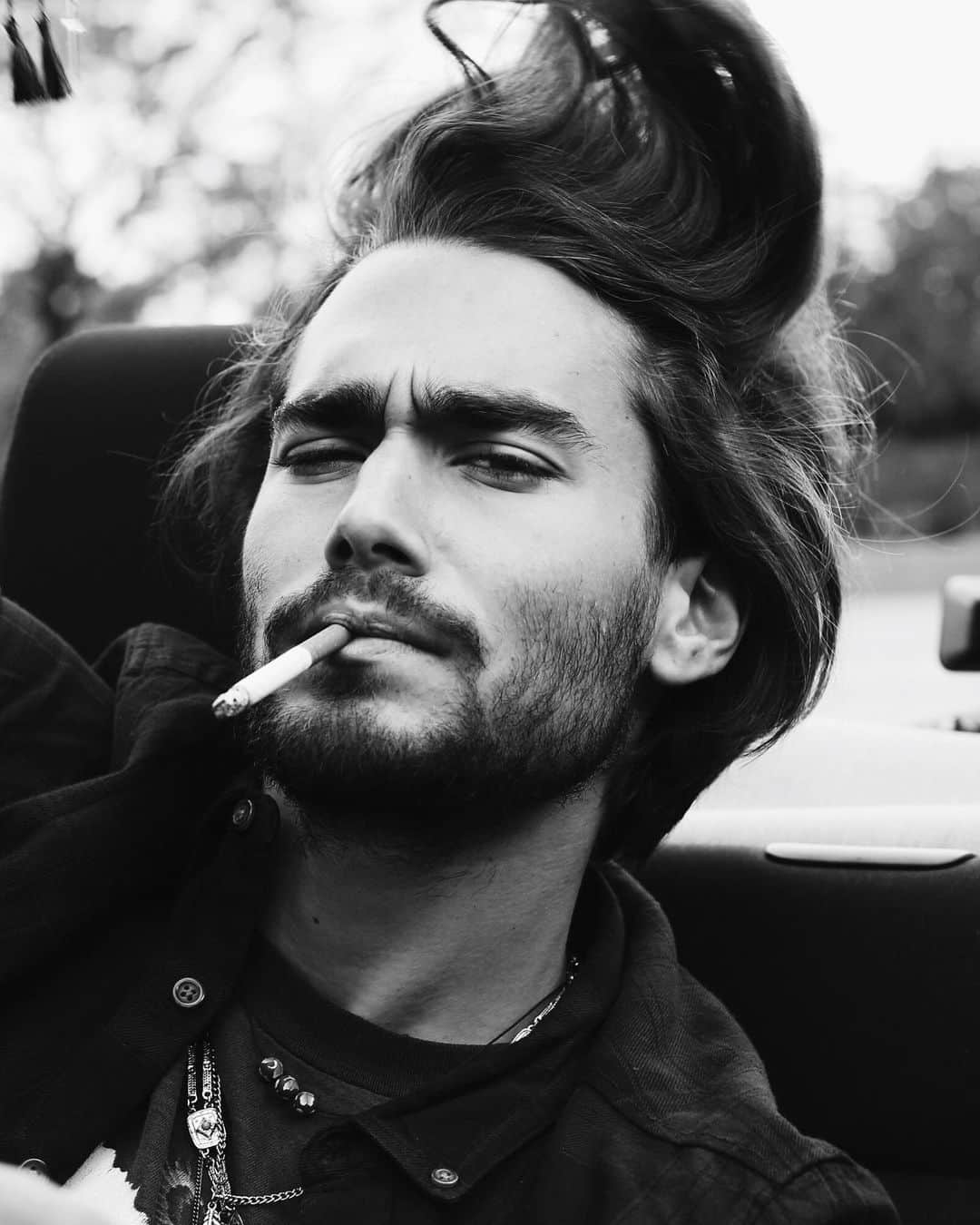 NICOLAS SIMOESのインスタグラム：「When bae plays with your hair 🤷🏻‍♂️😂 [I don’t smoke 🚭]」