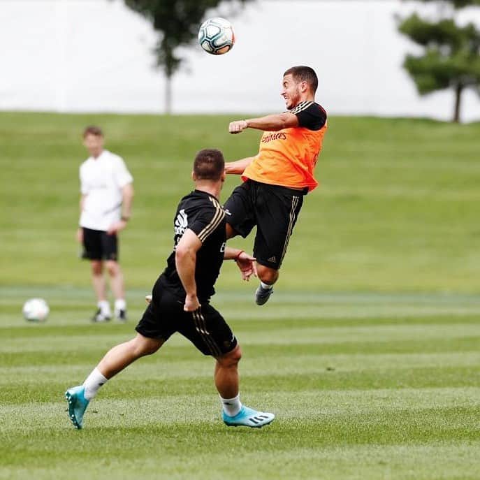 エデン・アザールのインスタグラム：「Training continues 😓 ⚽ ... 😉 #halamadrid  L'entraînement continue! 💪🏼🇨🇦 #halamadrid」