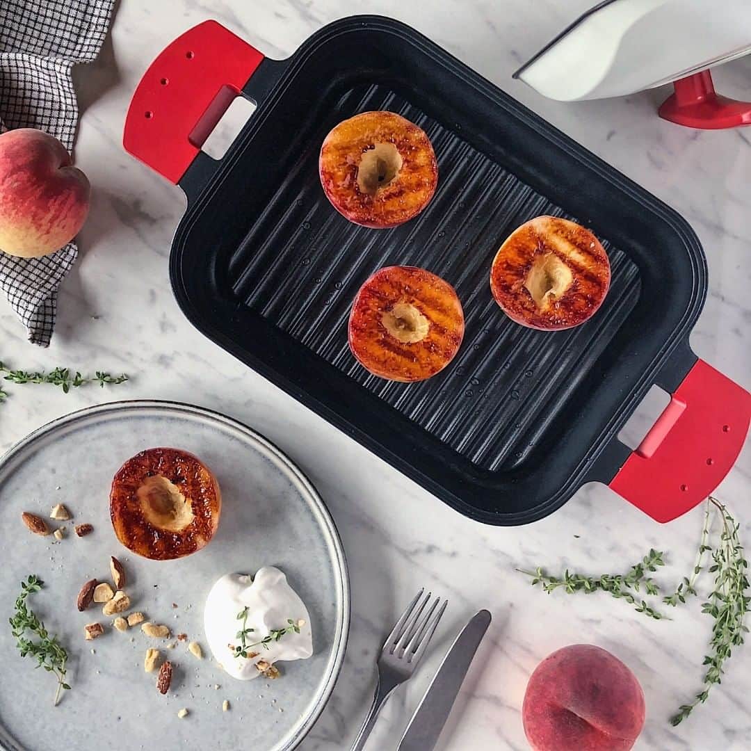 UchiCookのインスタグラム：「These Grilled Peaches with Cinnamon and Brown Sugar are a delicious, and healthy dessert. These fresh peaches are topped with a cinnamon and brown sugar mixture that caramelizes to perfection when grilled. 😋😋 With just four ingredients and hardly any prep time, you can have this dish ready in minutes with the Steam + Grill! ♨♨♨ | www.uchicook.com/shop — #uchicook #steamgrill #summerrecipes #easyrecipes #deliciousrecipes #cookware #kitchenware #instagood #foodstagram #kitchenutensils #stainlesssteel」