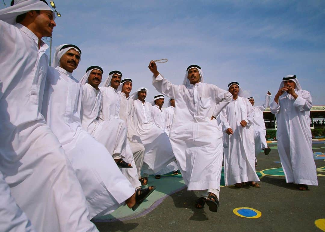 Michael Yamashitaさんのインスタグラム写真 - (Michael YamashitaInstagram)「Summertime festivities - Dervishes, who ascribe to Sufism, a form of Islamic mysticism, incorporate trancelike dances into their rituals performed at celebrations.  #dervishes #sufism #Islam #dance #Iraq #Tikrit」7月19日 5時18分 - yamashitaphoto