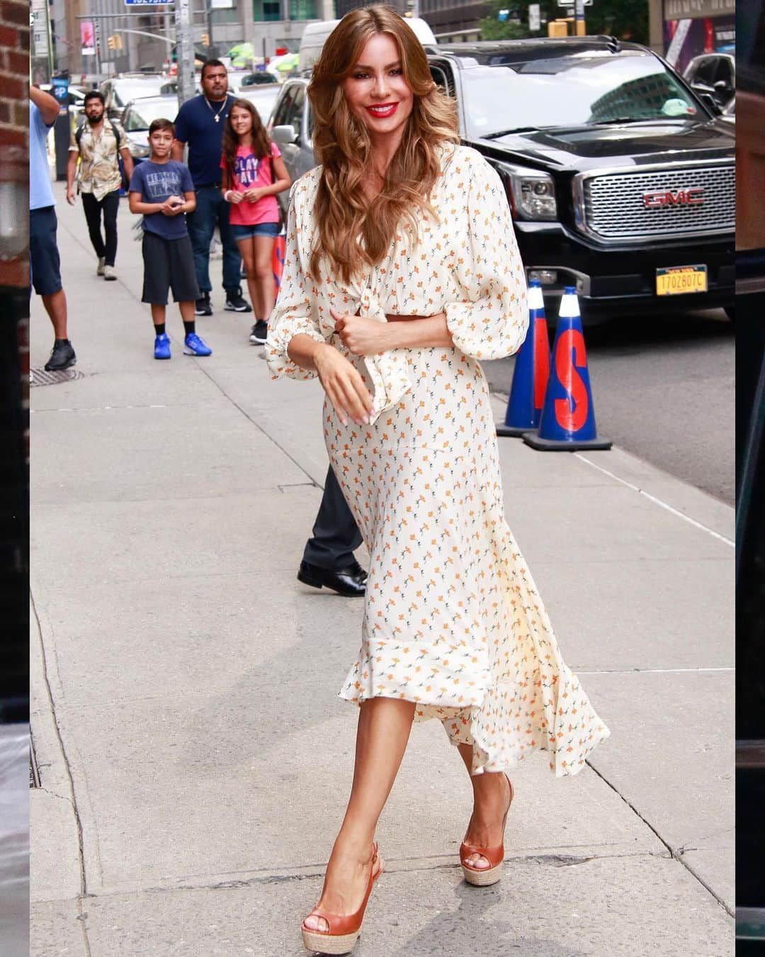 Just Jaredさんのインスタグラム写真 - (Just JaredInstagram)「@sofiavergara with her hubby @joemanganiello stepping out of @colbertlateshow after her appearance! Watch it by clicking the photo link in bio. Photos: Instarimages」7月19日 5時20分 - justjared