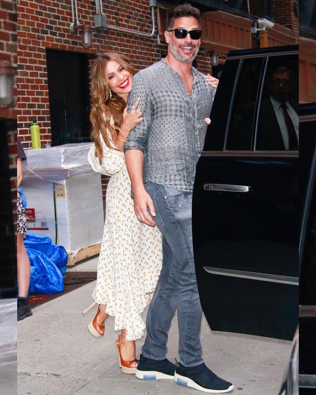 Just Jaredさんのインスタグラム写真 - (Just JaredInstagram)「@sofiavergara with her hubby @joemanganiello stepping out of @colbertlateshow after her appearance! Watch it by clicking the photo link in bio. Photos: Instarimages」7月19日 5時20分 - justjared