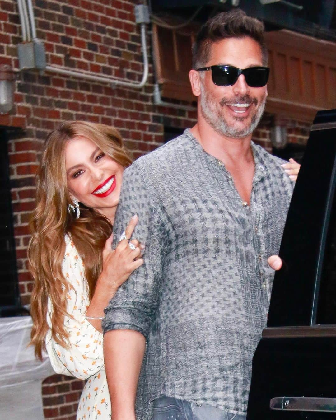 Just Jaredさんのインスタグラム写真 - (Just JaredInstagram)「@sofiavergara with her hubby @joemanganiello stepping out of @colbertlateshow after her appearance! Watch it by clicking the photo link in bio. Photos: Instarimages」7月19日 5時20分 - justjared