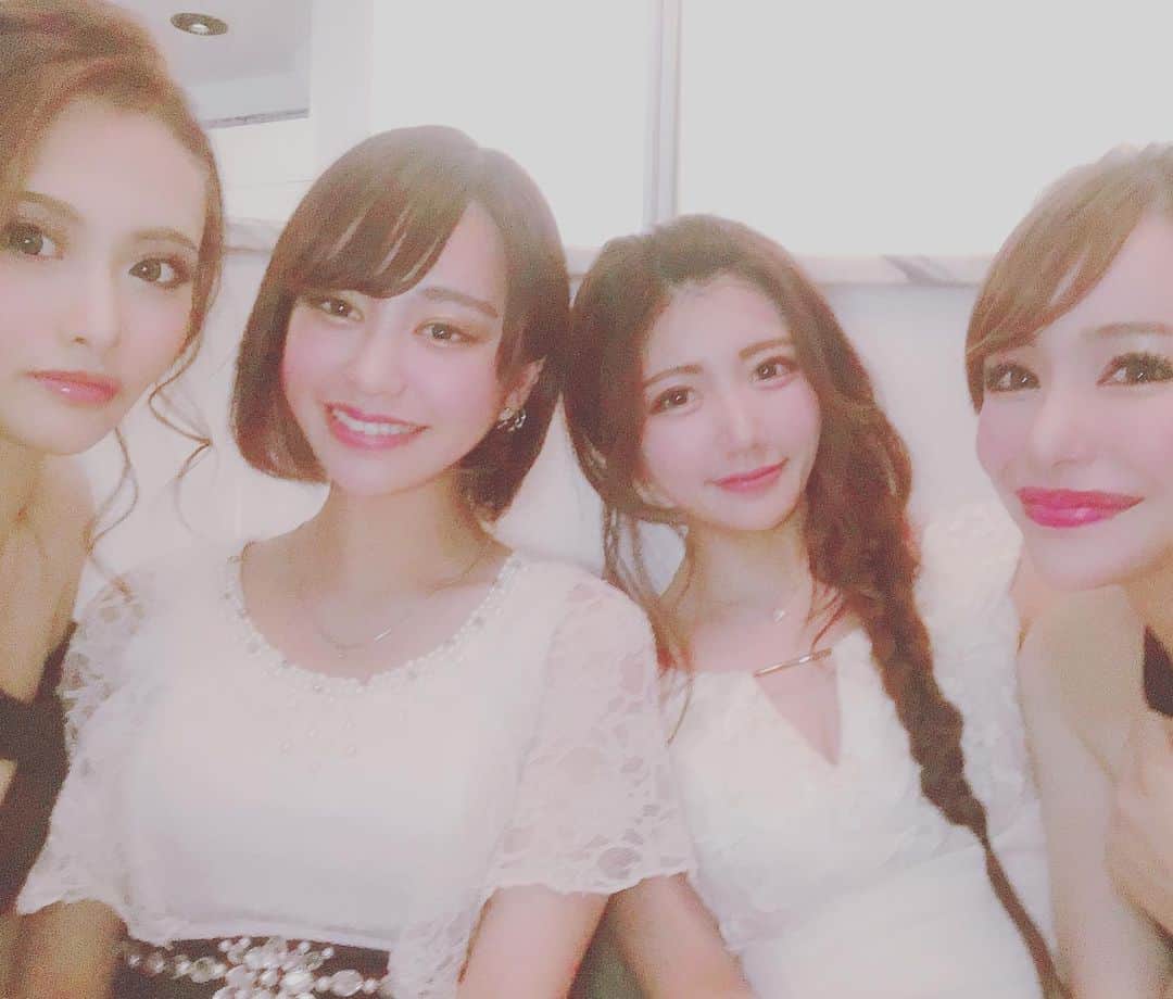 一ノ瀬るなのインスタグラム：「特に意味は無い なんとなくの投稿😇 ただのちょっと前の 写真です❤ﾅｶﾖｼﾅﾝﾀﾞﾖ りんかさんの隣〜😘😘😘 ※3枚目はとても楽しそうですが シラフです。  #whitestage #ホワイトステージ #栄 #錦三丁目 #キャバクラ #普段の仕事風景 #仲良しでしょ」