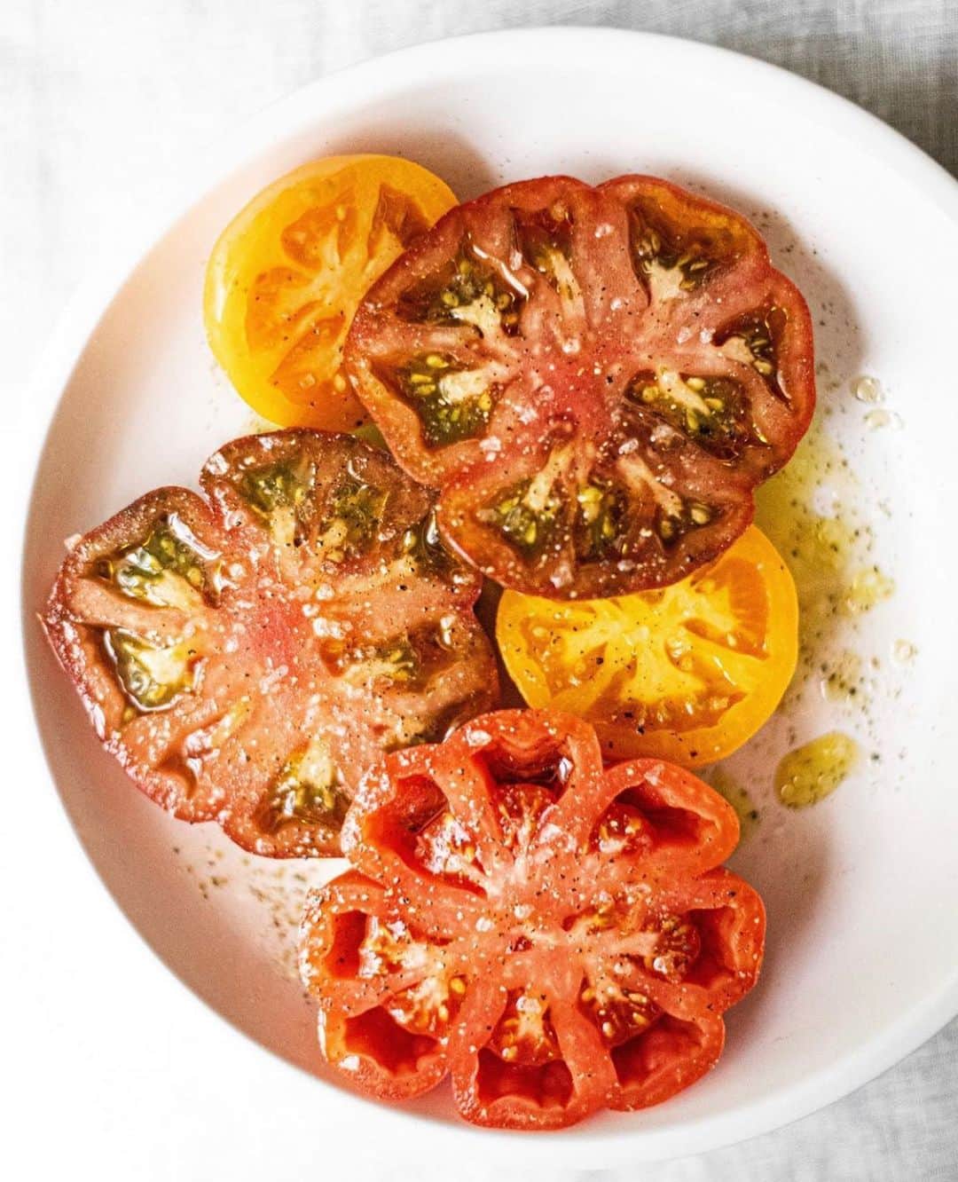 Whole Foods Marketさんのインスタグラム写真 - (Whole Foods MarketInstagram)「@onepartplant is right: the best way to enjoy peak season tomatoes is with a little olive oil and salt. Head over to today’s Story to get her tips on how to pick and store heirloom tomatoes. 📷@onepartplant  #sponsored」7月19日 5時38分 - wholefoods
