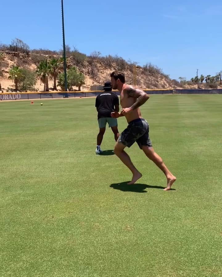 ラッセル・ウィルソンのインスタグラム：「“I Hustle till I pass out...” (Song: “Set” by @Ciara) p.s... I’m always open 😜😎 #AllHandsTeam」