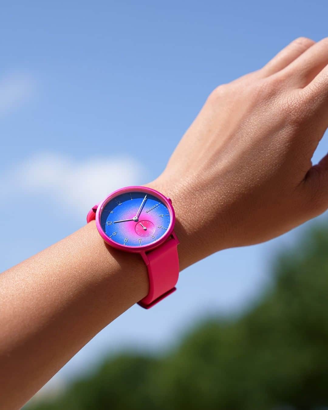のインスタグラム：「Inspired by the most colorful trend of the season. Shop our #LimitedEdition Tie-Dye watches via our link in bio. #SKAGENincolor . . . . . #tiedye #tiedyefashion #neon #summerstyle #watchoftheday #newarrival #limitededition」
