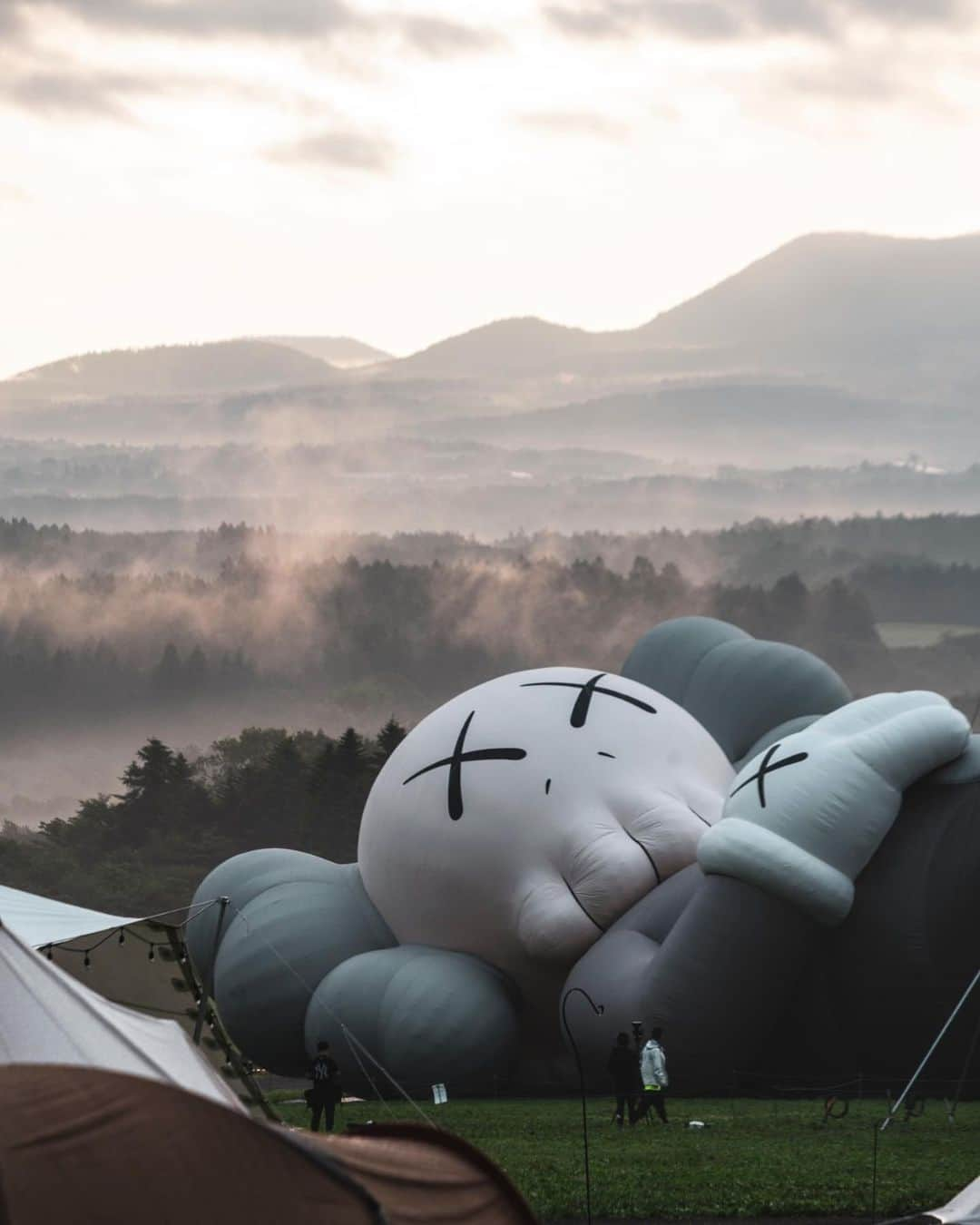 KAWSONEさんのインスタグラム写真 - (KAWSONEInstagram)「This morning is pretty cloudy so here are a few more image from yesterday. Last night was really amazing. Thanks everyone who came out in that crazy weather and stayed hanging out for hours... 🙏🙏🙏 #KAWS #KAWSHOLIDAY #Japan #MtFuji #camping #rain #fun #Companion」7月19日 5時47分 - kaws