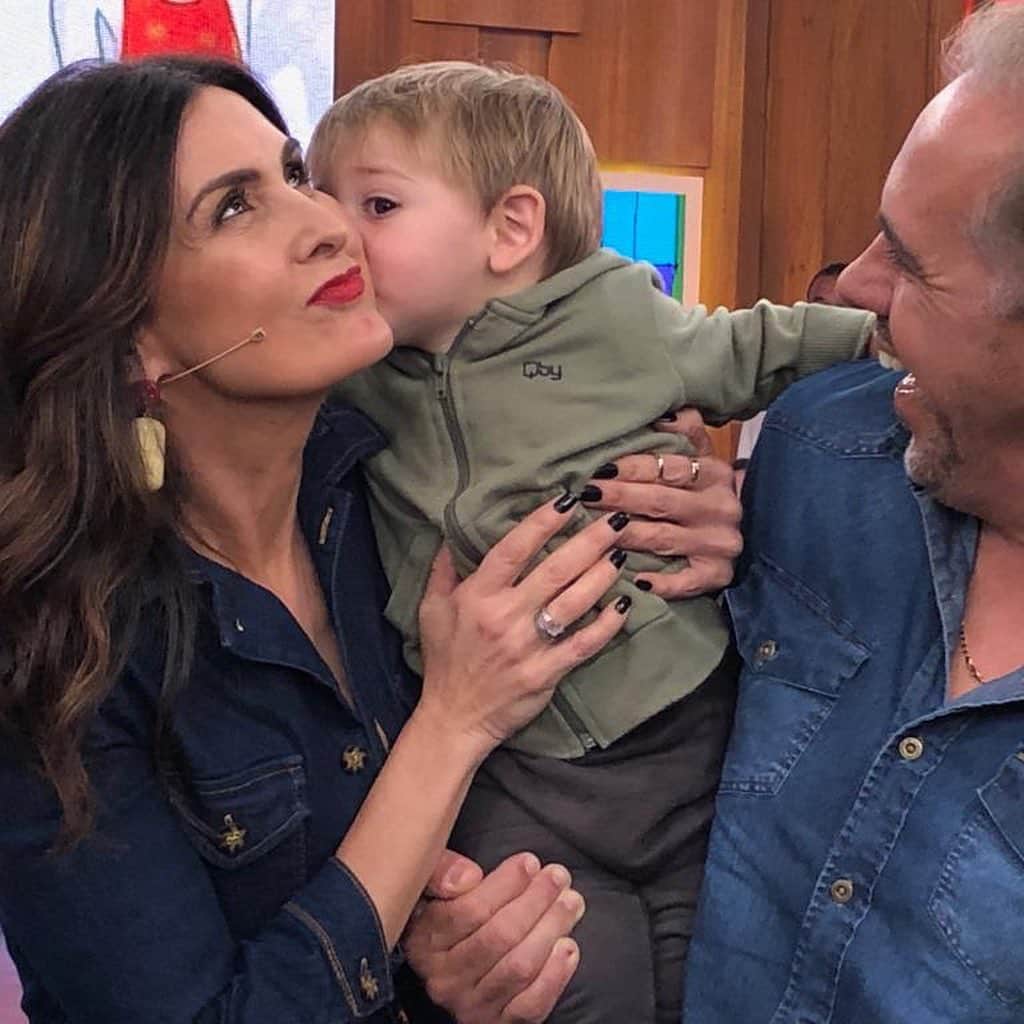 ファチマ・ベルナルデスのインスタグラム：「E não é que ele gostou de mim...foram uns dez beijos. Muito lindo! #encontrocomfatima #babyhighneed」