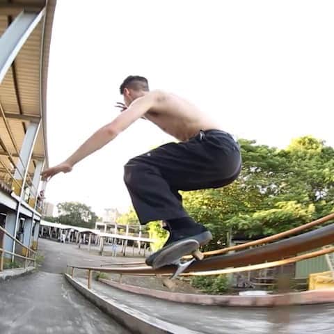 スラッシャーのインスタグラム：「👉🏽 @your_mums_pearl_necklace @cooperlatimer @dankreitem & @sam_sitayeb_ in @yardsale_xxx’s ‘Playback’ video 📼 Now playing on ThrasherMagazine.com 📡」