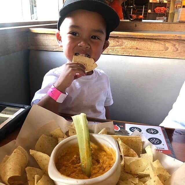 Hootersさんのインスタグラム写真 - (HootersInstagram)「The kid knows what's good 📸: @dfwfoodbaby」7月19日 5時57分 - hooters