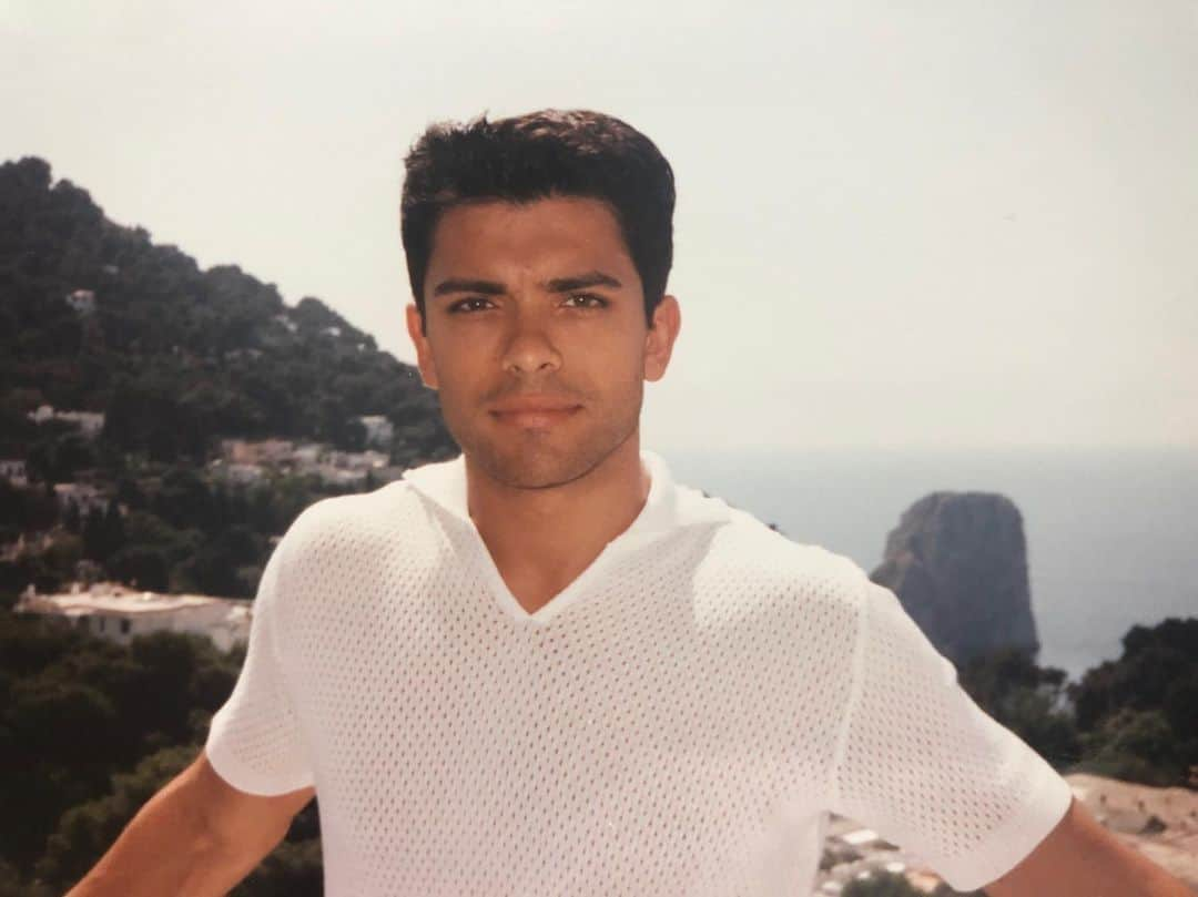 ケリー・リッパさんのインスタグラム写真 - (ケリー・リッパInstagram)「#tbt 1996 Capri. This is NOT the reverse of the old age app it’s @instasuelos on our honeymoon 🇮🇹♥️♥️♥️♥️♥️ #babyface #daddy」7月19日 6時03分 - kellyripa