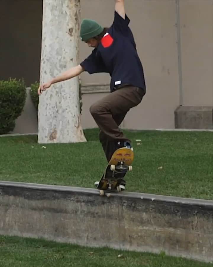 のインスタグラム：「@toreypudwill just keeps going and going and going... 🤯 🎥: @drpurpleteeth #skate #skateboarding #crookedgrind #givesyouwings @redbullskate」