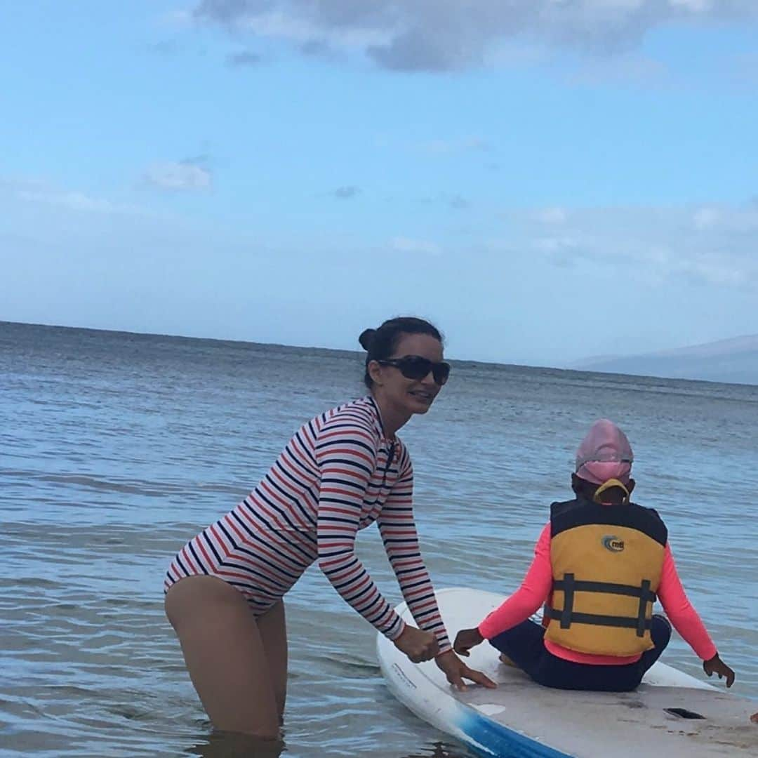 クリスティン・デイヴィスさんのインスタグラム写真 - (クリスティン・デイヴィスInstagram)「#tbt Taking my fearless girl out on the water in Maui , wish we were there today! 🌊」7月19日 6時13分 - iamkristindavis