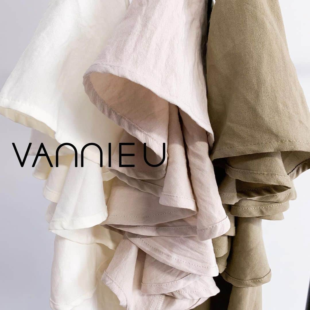 Vannie Officialさんのインスタグラム写真 - (Vannie OfficialInstagram)「. . ●フレア袖ブラウス/¥1,900+tax . 程よい甘さが大人スタイルにもマッチ◎ . キレイ見えするデザインなので、オン・オフどちらにも使える 優秀アイテム♪ . . ゆとりのあるサイズ感なので、肌に貼りつかず夏場にも快適 . 袖は、分量をたっぷりとったフレア×タックできれいなドレープに♪ . . . ♡ . . #vannie_u #fashion#code#ootd #ZOZOでしか買えない #ブラウス#フリル袖ブラウス  #カーキ#ベージュコーデ  #ホワイトコーデ #カジュアルコーデ #ラベンダーカラー #ガーリー#おんなのこ」7月19日 6時30分 - vannie__u