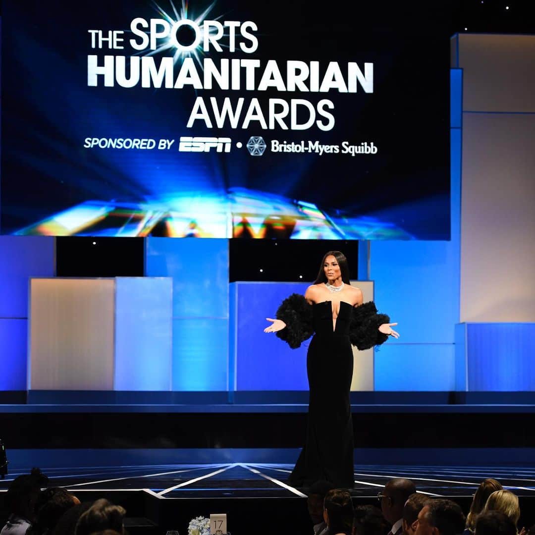シアラさんのインスタグラム写真 - (シアラInstagram)「It’s truly an Honor to Host The Sports Humanitarian Awards! Airing tonight at 7pm EST on @ESPN! Tune In! #Impact #JimmyV #WhyNotYou」7月19日 6時42分 - ciara