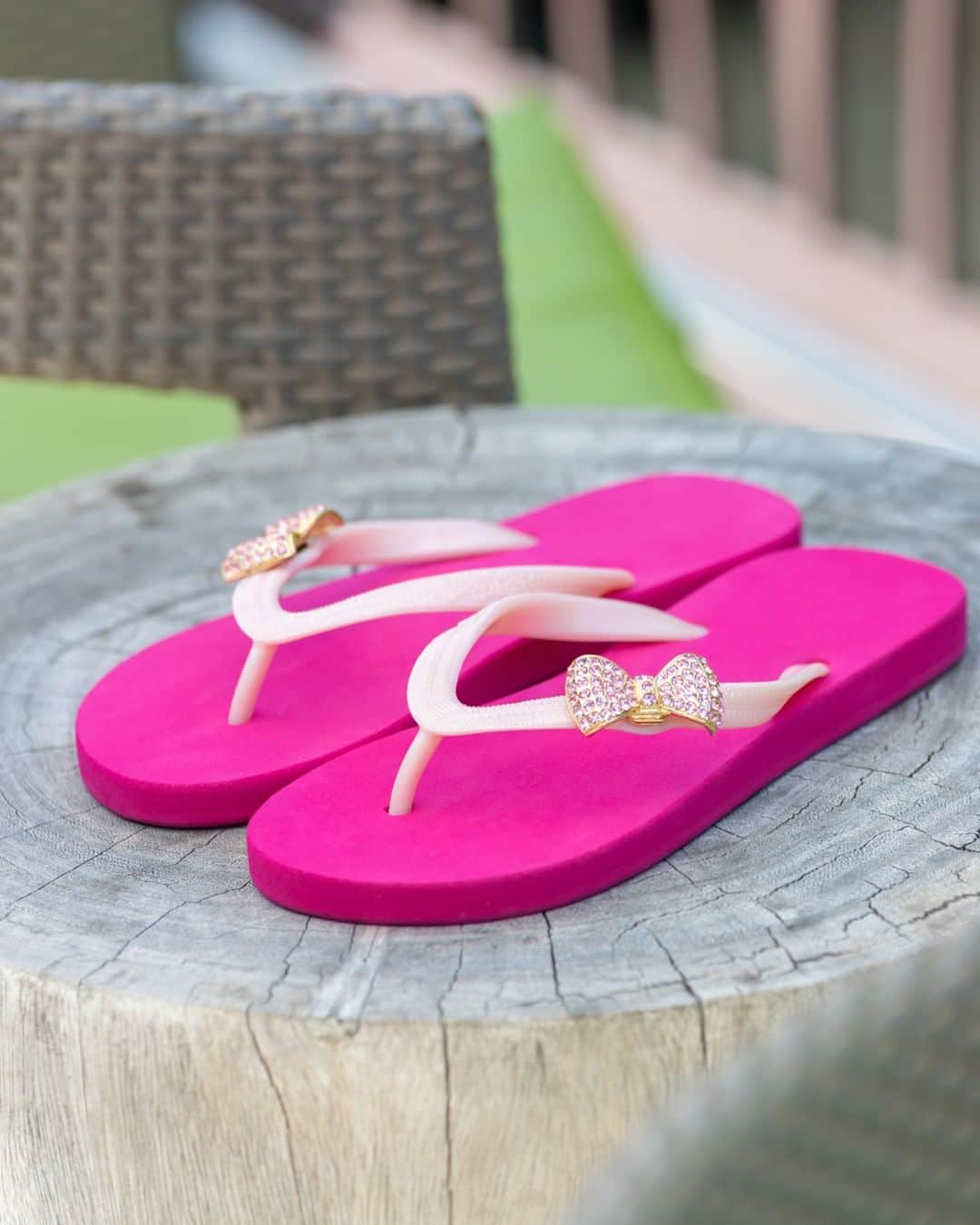 Popits Hawaiiさんのインスタグラム写真 - (Popits HawaiiInstagram)「Flat Fuchsia/Rose Gold x Ribbon charms🎀⁠ ⁠ ⁠ #popitshawaii #ポピッツ #sandals #charms #alohastate #luckywelivehawaii #waikiki #footwear #thong #happyfeet #flipflops #slippers #ハワイ #ハワイ旅行 #ハワイ好き #ハワイ大好き #ハワイ好きな人と繋がりたい #ビーチサンダル #フラ #フラダンス #占い #808 #explorer」7月19日 7時00分 - popitshawaii