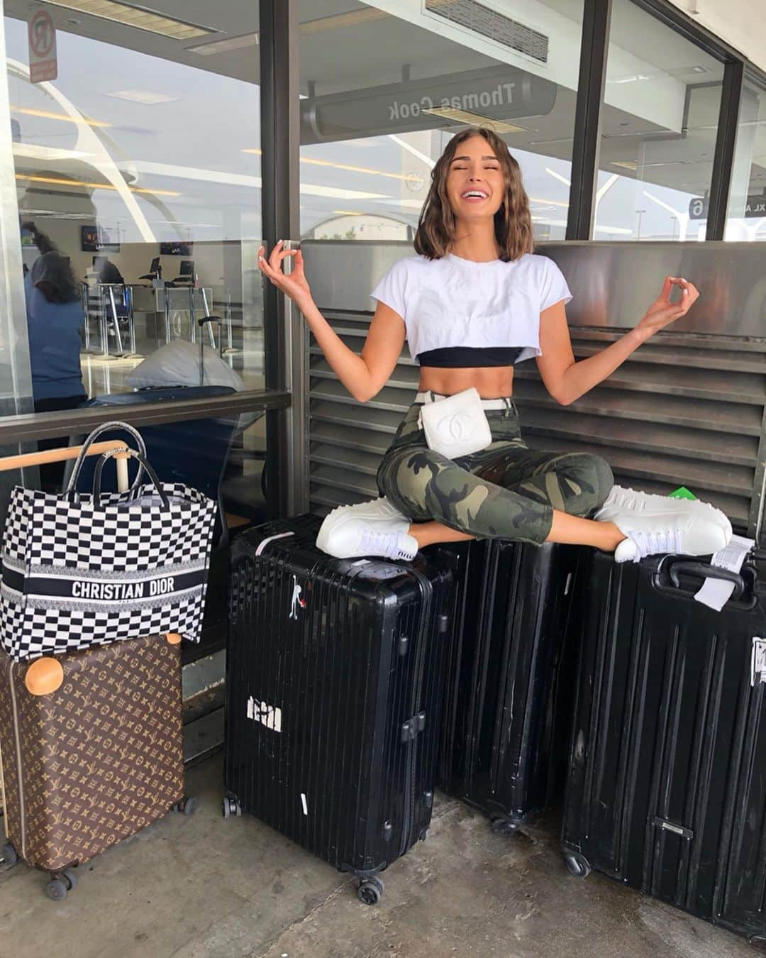 オリビア・カルポさんのインスタグラム写真 - (オリビア・カルポInstagram)「When you get to the airport early you have time for little things like nap and meditation!!!!! #namaste. See you soon @revolve family!!!!! #revolvearoundtheworld」7月19日 7時00分 - oliviaculpo