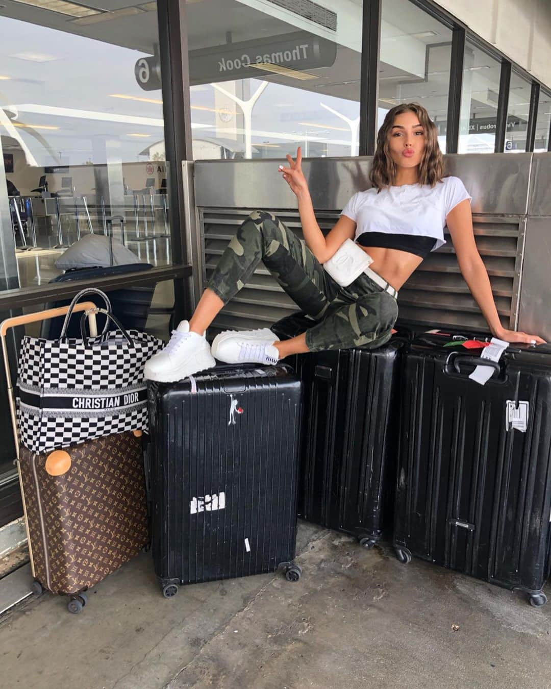 オリビア・カルポさんのインスタグラム写真 - (オリビア・カルポInstagram)「When you get to the airport early you have time for little things like nap and meditation!!!!! #namaste. See you soon @revolve family!!!!! #revolvearoundtheworld」7月19日 7時00分 - oliviaculpo