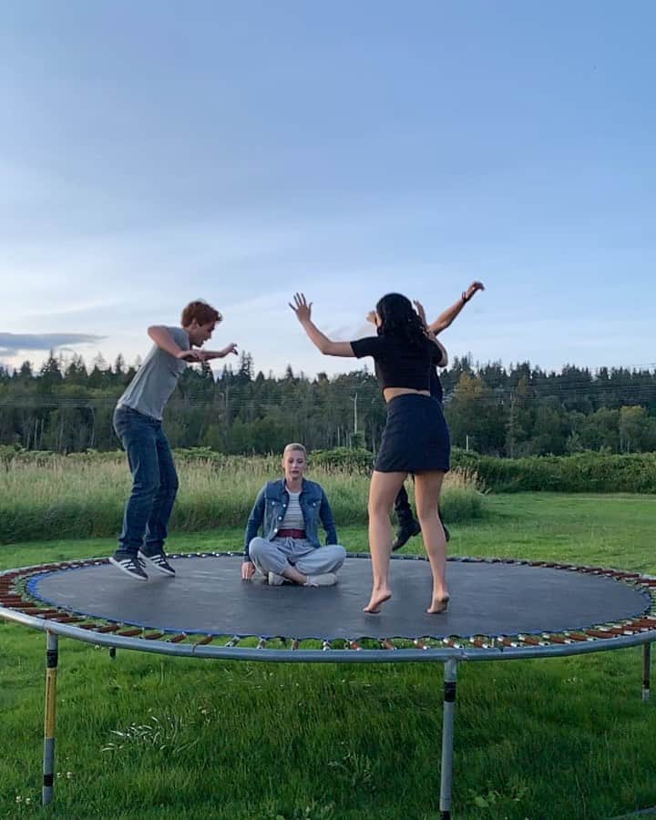 リリ・ラインハルトのインスタグラム：「Cami falling over in slow motion is my new favorite thing.」