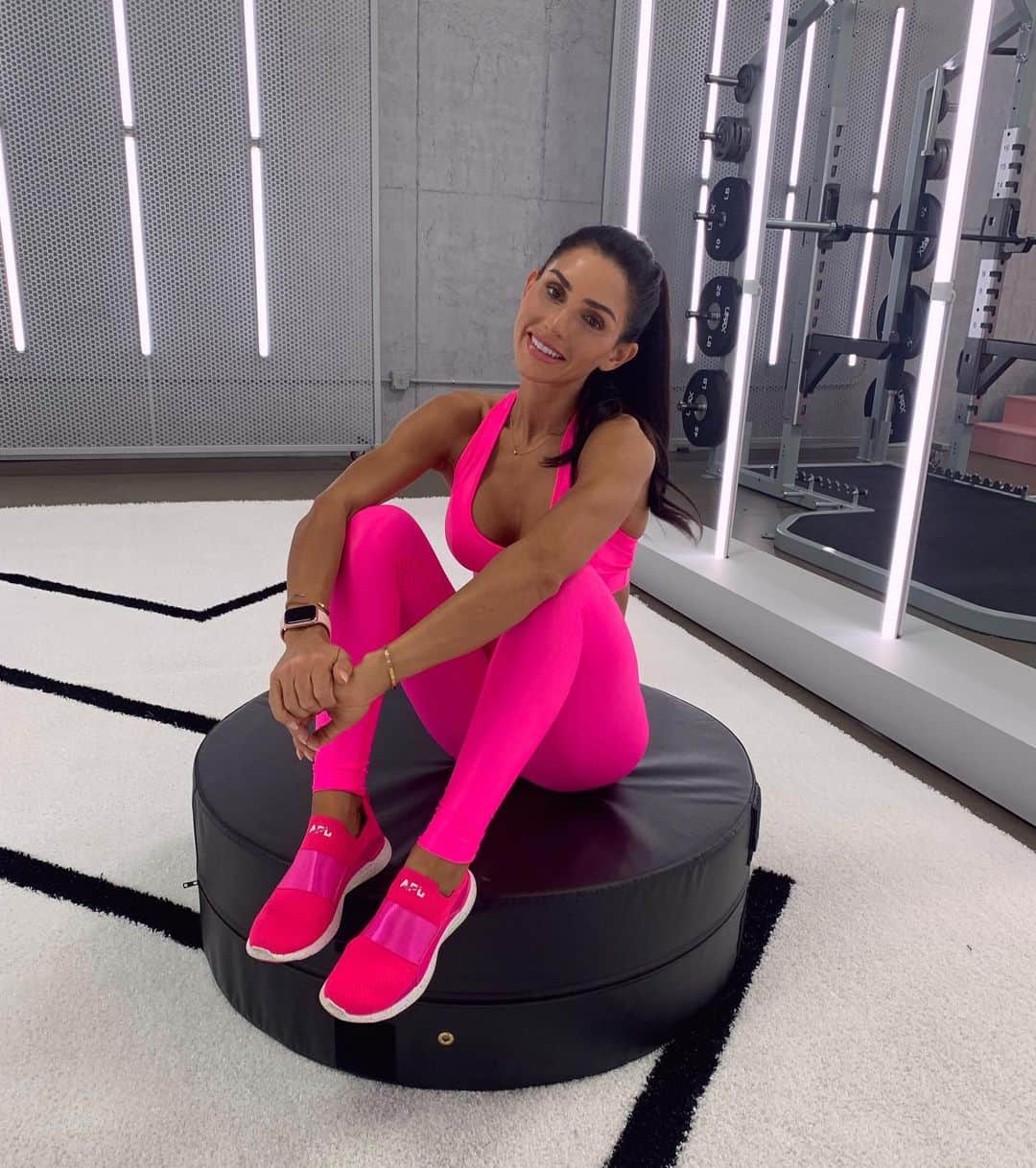 Alexia Clarkさんのインスタグラム写真 - (Alexia ClarkInstagram)「Shine so bright everyone pulls out their shades 😎  Outfit tagged!  www.alexia-clark.com  #alexiaclark #queenofworkouts #queenteam #queen2019 #neon #bright #shinebright #ootd #gym #pink #abs #fitspo #fitnesslife #workoutbuddy #workoutmotivation #fitforHisreason」7月19日 7時03分 - alexia_clark