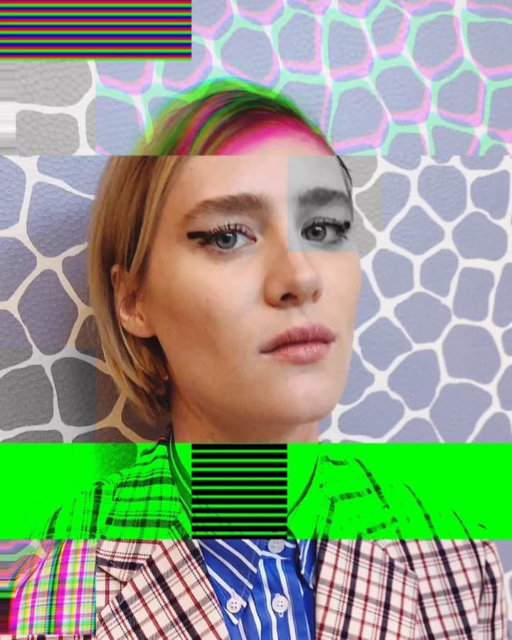 JO BAKERのインスタグラム：「M A C K E N Z I E • D A V I S 🇨🇦 We got that #comicon2019 glitchy feelings today... here’s the striking #mackenziedavis for @terminator new movie!! #circuitboard #robotics #electronics inspired #shortcircuit #blockliner with a bold and squared off edge.  Style @karlawelchstylist @prada  Hair @jennychohair  Makeup by me #jobakermakeupartist」