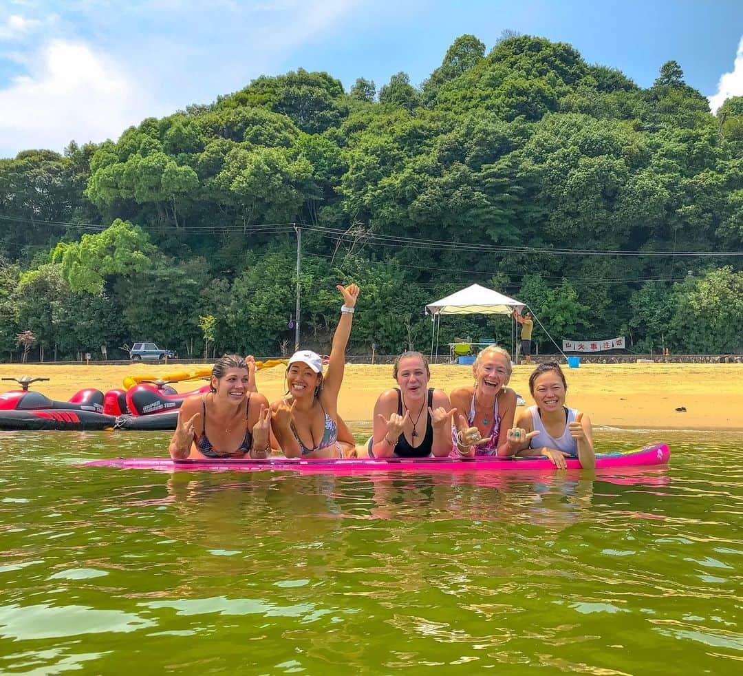 大下瞳美さんのインスタグラム写真 - (大下瞳美Instagram)「ばびゅーん🤣🤣🤣🤣🤣. はじめてのAcro yoga🧘🏽‍♀️体験めっちゃたのしー！！ supyogaには🇬🇧🇪🇸🇺🇸🇯🇵からヨガ講師が来てくれました！！ ここ世界遺産宮島のビーチは、 平日海外からの観光客の方が多くまるで外国みたいです。  広島の中でも1番舗装されて整っているビーチ⛱って言ってもいいほど気軽に海で遊ぶには、ちょうどいいビーチ！！ . . 今年からは、アイランドホッピングパークもできて、遊具・サップヨガ・水上スクーター・フライボード・ホバーボードと海のアクティビティーも満載！！ CMでも流れてるよ！  来週には梅雨明けで、28日には広島サンダンスというイベントもあって、#包ヶ浦自然公園 が盛り上がること間違いなし🎉  来週は金曜日と日曜日はサップヨガ&ビーチヨガもやってるん。  サップヨガ時間↓↓ 9:30・10:30・11:30・13:30・14:30・15:30・16:30  ビーチヨガ2回開催 . 🏄🏽‍♀️今月の予定🏄🏽‍♀️ . . ✅7月26日 包ヶ浦自然公園サップヨガ定期レッスン . . ✅7月27日 瀬戸内海サップヨガツアー🈵 . . ✅7月28日 包ヶ浦自然公園サップヨガ定期レッスン . . ✅7月30.31日8月1日 チューピープールサップヨガイベント .  @shiorry__itakura  @yukkinokoo  #supyoga#acroyoga#yogabeauty #beachgirls #miyajimagram #miyajima #🇬🇧#🇪🇸#🇺🇸#🇯🇵#welcometojapan #来日 @birthlight_worldwide  #bikini#roxyjapan #アクロヨガ#海の日#海開き#ヨガ#サップヨガ#日本サップヨガ協会#日本サップヨガ協会ひとみ#海のある暮らし#沖縄#宮古島#広島カフェ」7月19日 7時22分 - hitomiooshita