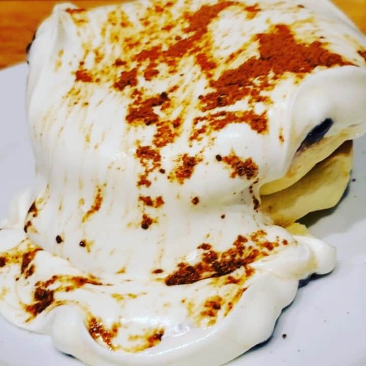 のインスタグラム：「パンパンパンケーキ♪ 明日7/20(土)グランドオープン！ 【a-bace】 ⚫黒糖タピオカミルクティーのパンケーキ  中目黒に今までにないパンケーキ店誕生！ 美しいケーキかと思ったら、目の前で進化します♪  先日紹介した限定の桃のほかにタピオカパンケーキも！ こちらは、しばらく定番であるそうです  焼きたてふわふわ生地に、タピオカどーーん！ ふわふわモチモチでウマウマ倍増にゃー🐱  詳しくはfavyの記事を見てね  a-bace 東京都目黒区上目黒2-8-7 2F 営業時間11:30～18:00(L.O.17:00)  #黒猫⚫⚫⚫ #黒猫食べ過ぎ #カフェ巡り #カフェ #cafe #カフェめぐり #東京カフェ #パンケーキ #スイーツ #🥞 #pancake #tokyocafe #Japanesefood #中目黒カフェ #タピオカ #タピ活 #エーベース」