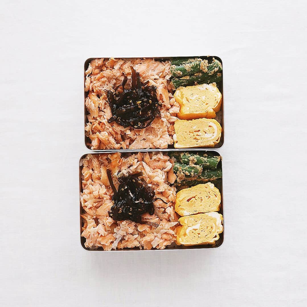 樋口正樹さんのインスタグラム写真 - (樋口正樹Instagram)「salmon flakes banto . 今朝は鮭そぼろ弁当。 鮭のカマをほぐした 自家製鮭フレークと 昆布、出汁巻玉子焼、 いんげんの胡麻和え。 . . #朝弁 #家弁 #鮭弁当 #鮭フレーク弁当 #お弁当 #BENTO #salmonflakes」7月19日 7時24分 - higuccini