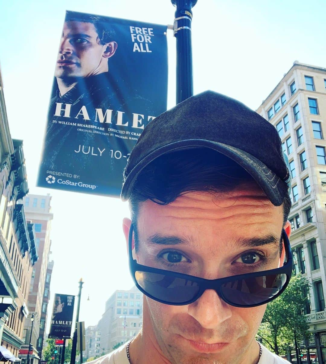 マイケル・ユーリーさんのインスタグラム写真 - (マイケル・ユーリーInstagram)「Guy’s been following me all over DC... @shakespeareindc six more shows!!!! (It’s free) #freeforall」7月19日 7時25分 - michaelurielikesit