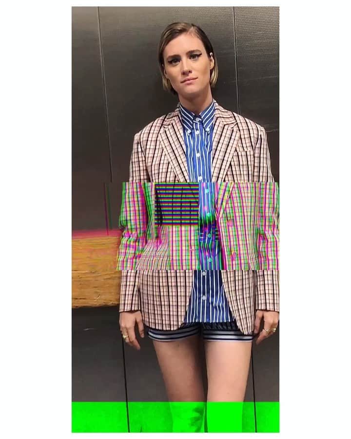 JO BAKERのインスタグラム：「M A C K E N Z I E • D A V I S 🇨🇦 Industrial lift series.... #prada  #mackenziedavis #comicon2019 @terminator ——>>> #robot #robotics #terminator #terminatordarkfate  Style @karlawelchstylist @prada  Hair @jennychohair  Makeup by me #jobakermakeupartist #🤖 #watchthisspace」