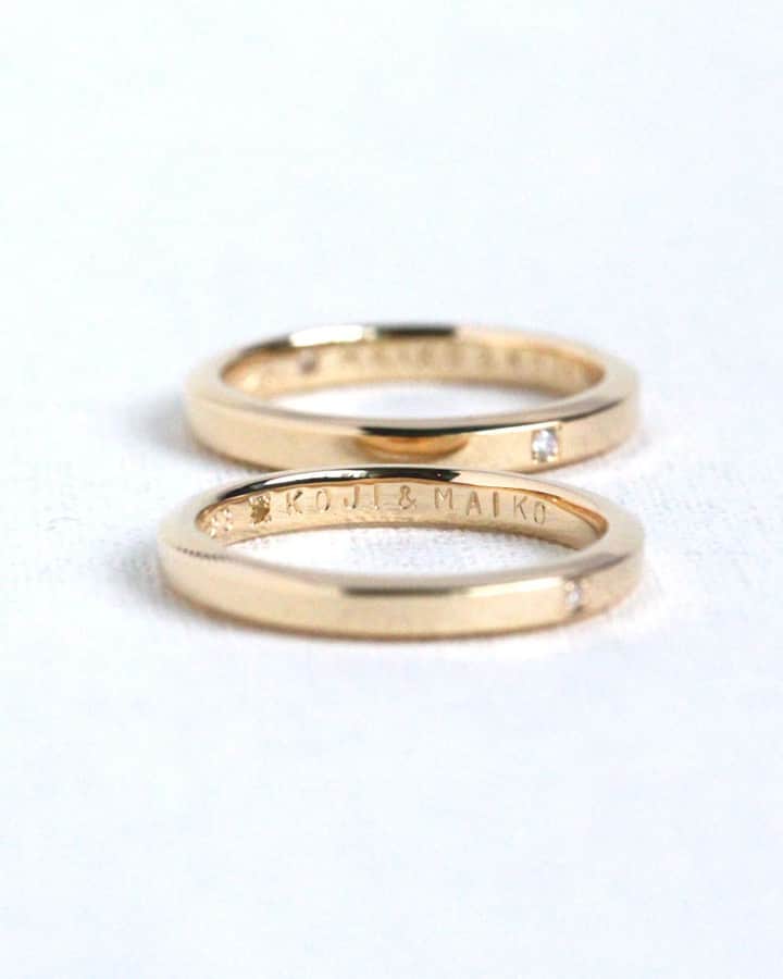 ith / イズ オーダメイド結婚指輪さんのインスタグラム写真 - (ith / イズ オーダメイド結婚指輪Instagram)「指輪の内側には 手打ち刻印とカラーストーン。 . 男性はムーンストーン、 女性はペリドットをあしらい お二人のための結婚指輪が完成しました。 . 結婚指輪らしい シンプルなデザインも、 イエローゴールドで仕立てると ぐっとこなれた雰囲気に。 . . ▽ 指輪について 結婚指輪(女性)：トレモロ K18YG：102,000円〜 . 結婚指輪(男性)：トレモロ K18YG：111,000円〜 . . ithの指輪を  #イズマリッジ とつけて投稿してください🤳✨ 7/31(水)までInstagramキャンペーン開催中🎁🍀 . #結婚指輪 #婚約指輪 #プロポーズ  #マリッジリング #エンゲージリング  #指輪 #ダイヤモンド #ブライダルジュエリー  #婚約 #プレ花嫁 #ペアリング #指輪選び  #ウェディングドレス #ナチュラルウェディング  #指輪探し #結婚指輪探し #ゴールドリング  #オーダーメイドリング #結婚式準備  #ウェディング小物#花嫁 #カラーストーン #2019秋婚 #2019冬婚 #2020春婚 #一生もの」7月19日 7時40分 - ith_marriage