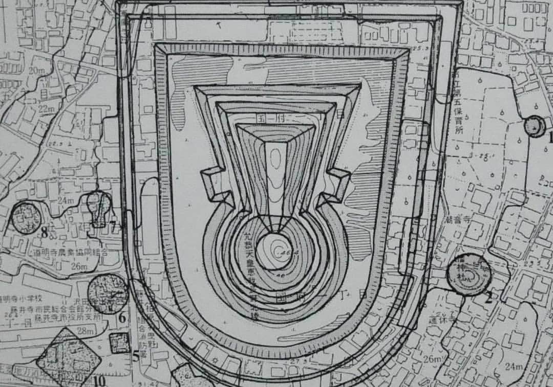 和田益典さんのインスタグラム写真 - (和田益典Instagram)「★ 祝 世界遺産登録シリーズ ⑥ . 古墳バカの俺が記念？に "過去pic" を不定期シリーズでお送りしております。 . (興味ない人は毎度の如くスルーでよろ) . . ってことで、 第６回も藤井寺市の古墳から。 . 今回は市の北東部に位置する巨大古墳 . 学術名 : 市ノ山古墳 (市野山古墳とも) . 宮内庁が現在「允恭天皇陵」として治定し、立入禁止にしている古墳。 . 墳丘長(鍵穴部分)は２３０m (２２７mとも) . 全国ランキングでは２９～３０位あたりか。 . 推定築造年代は５世紀後半でも中頃に近いとか。 . 誉田御廟山 (現 応神陵)や大仙陵 (現 仁徳陵)でMAXを迎えた直後であり、徐々に縮小されていく頃です。 . 添付写真【１～２枚目】は1982～4年頃かな。 . . 近鉄土師ノ里駅から北へ進むとすぐに建物の合間から こんもりした森が見えてきます。 . 国府台地の上に築かれてるので仲ツ山と同様、周濠に水が無いです。 (北東の低い位置に水溜まり程度は有りますが) . ボーイスカウトのハウスが近くにあったので、個人的には津堂城山同様、こちらも馴染み深い古墳ですね。 . . 【３枚目以降】の所有する本などから拝借した航空写真＆平面図を見ると、かつて２重濠が有ったことが分かると思います。 (南側は無かった可能性あり) . 西側の２重目部分なんか、今は国道170号(旧外環) の場所ですな。 . . 二重濠まで残ってて水を満々と湛えてたらバリ広大で、バリかっこええ古墳だったでしょうね。 . んーん、想像するしかないね。苦笑 . . 因みに天皇陵に治定されるまでは畑だったみたいですよ。 . これまた想像が難しい…苦笑 . . 大抵の古墳には石棺等の記録や伝承があるのですが、ここにはそれらは無く、ヴェールに包まれてます。 . んーん、知りたい。 . . 陪冢と思わしき周りの小古墳は、そのほとんどが破壊され、消滅しております。(３枚目の図参照) . 駅前なので早目に開発が進んだんでしょうね…。 . . . #過去pic #過去写真 #osaka #japan #歴史 #日本史 #古墳 #history #culture #世界遺産登録 #news #藤井寺市 #市野山古墳 #市ノ山古墳 #古代 #大阪 #墳活 #古市古墳群 #前方後円墳 #巨大 #允恭天皇陵 #土師ノ里 #世界遺産 #世界文化遺産 #ancienttomb #tumulus #japanesehistory #worldculturalheritage .  #わだますのもずふる #わだます古墳巡り . .」7月19日 7時36分 - masunori_wada