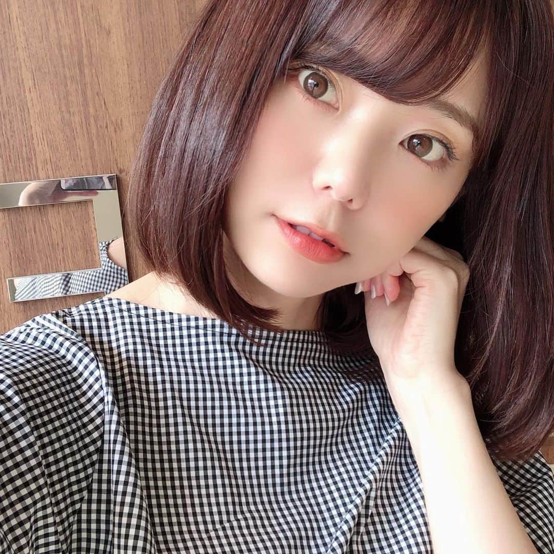 林村ゆかりのインスタグラム：「昨日は#エトヴォス のメイク講習へ💄1枚目は撮ってるのが後ろに写っちゃいました😂#etvos では、崩れにくい大人浴衣メイクを教えてもらったのでまた動画にします💛コスメをヨーヨーで取ったりとかして夏祭り気分を味わえるスペースでした🎐今年はお祭りに行けるかな🤗夏のスキンケアもとっても為になりました！ ⠀ #cordinate は、 レンタルの#edistcloset  サンダル#titivate  #bagは...#potior ⠀ ⠀ #makeup #アイシャドウ..#celvoke 27.29 29の黄色のキラキラ重ねると大人かわいいです❤︎ 目の下にはカラーアイラインで涙袋を最近はよく作ります。 #アイライン..celvoke アイライナーペンシル08 #チーク..celvoke02スティック #キャンメイク グロウフルール10 を重ねてます。 #lip celvoke 09  #アラフォーメイク#30代メイク#コーディネート#cosme#fashion#ootd#美意識#メイク#メイクアップ」
