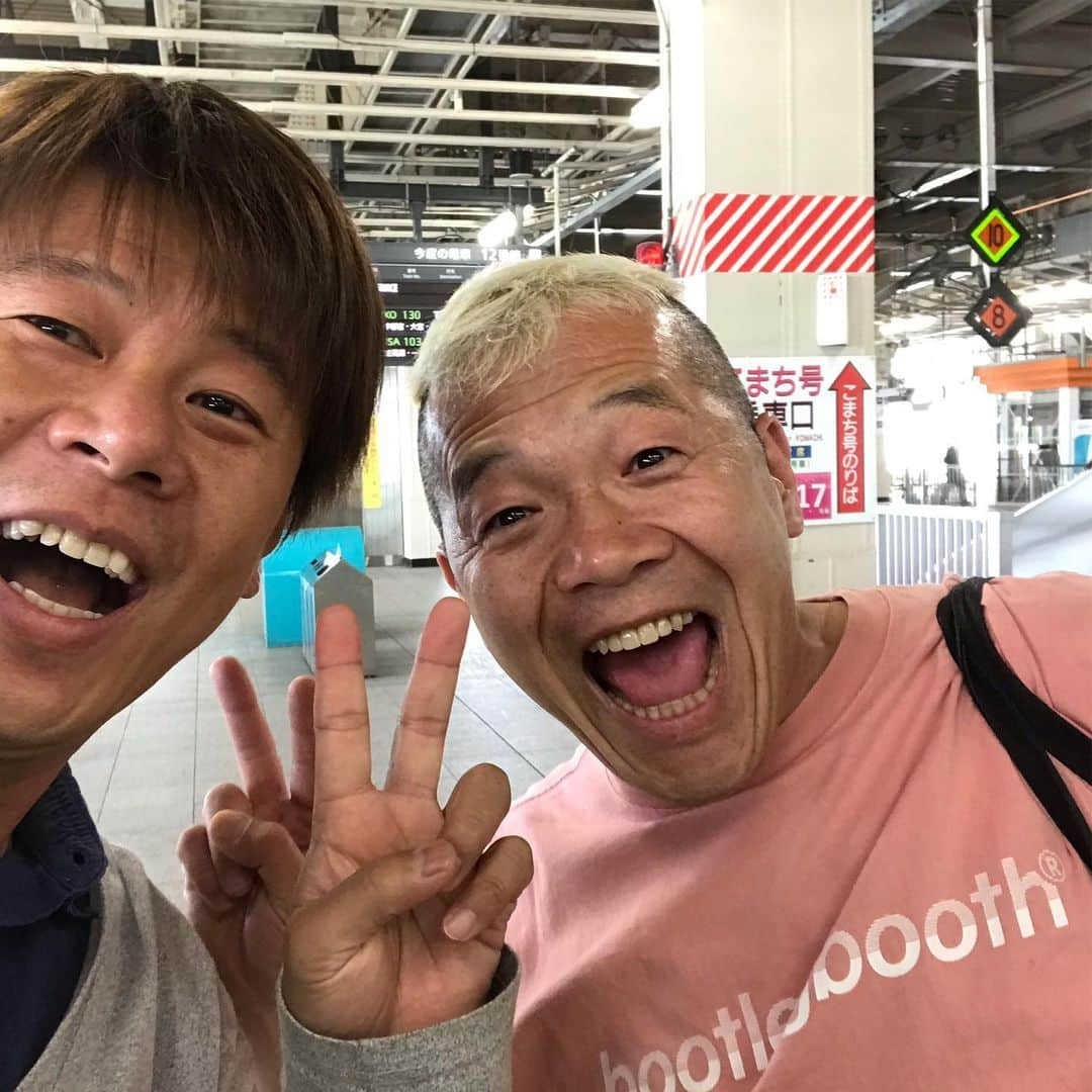 ロッシーさんのインスタグラム写真 - (ロッシーInstagram)「ウドさんと仙台駅にて遭遇！ ウドさんとロッシーと言えば！ ちょっぴり賢くなれるイベント！ 第3回！ロッシー、ウドちゃん、木本先輩の教えて〇〇先生！ 告知したよー！ 2019/8/8(木) #ルミネtheよしもと 開場19:00｜開演19:30｜終演21:00 出演者：野性爆弾　ﾛｯｼｰ／ｷｬｲ～ﾝ　ｳﾄﾞ鈴木／ＴＫＯ木本(松竹芸能)／田畑藤本 料金：前売¥2,500｜当日¥3,000  #ロッシーウドちゃん木本先輩の教えて〇〇先生！ 野性爆弾ロッシー #キャイーンウド鈴木 さん #TKO木本 さん #田畑藤本 日常のなんでなんで？をスッキリ解決してくれる！トークイベント！ 前回の名アンサー！  Q「空はどこからが空？」 A「あなたの見えてる所から上。」 Q「猫よけのペットボトルは？意味あるの？」 A「諸説あるが、意味はない！」 Q「新宿角座の夕方ライブは、いい匂いがするのは？何故？」 A「同じビルに、たくさん美味しい店があり、換気ダクトから劇場前列左に流れ込むから！夕方ライブは、美味しい匂いで丁度お腹すく！」 Q  ウド「この水に、これ入れていいですか？」 木本「急に、なんですか？何ですかそれ？」 ウド「青汁の粉」 A 木本、ロッシー「ど、どーぞ！！」 ウド「シャカシャカシャカシャカ！青汁完成！」 お客さん「おーーー！」 など  おもしろスッキリ解決ライブです！  是非！来てスッキリ解決して帰って下さい！  #野性爆弾 #ロッシー #より。 #ロシ写真」7月19日 18時29分 - yaseibakudan_rossy