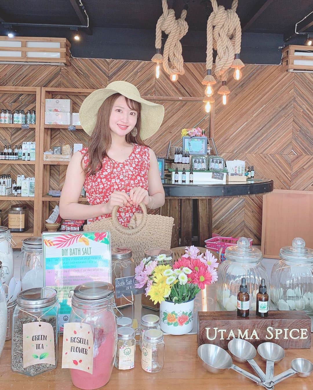 沢井里奈さんのインスタグラム写真 - (沢井里奈Instagram)「♡ . UTAMA SPICE🌿✨ . ナチュラル・アロマテラピーの コスメブランド💄💕💕 . 店内もオシャレで可愛かった☺️💓💓 . #utamaspice #organic #organiccosme #monkeyforrest #ubud #Bali #Indonesia #BaliIndonesia #shooting #instatravel #photographic #instagood #instagramjapan #japanesegirl #girls #ウタマスパイス #オーガニック #オーガニックコスメ #モンキーフォレスト #ウブド #バリ #バリ島 #バリ島旅行 #女子旅 #月刊Cheek #ガルーダ航空 #夏コーデ #さわーコーデ #さわー海外 #沢井里奈」7月19日 18時30分 - sawairina