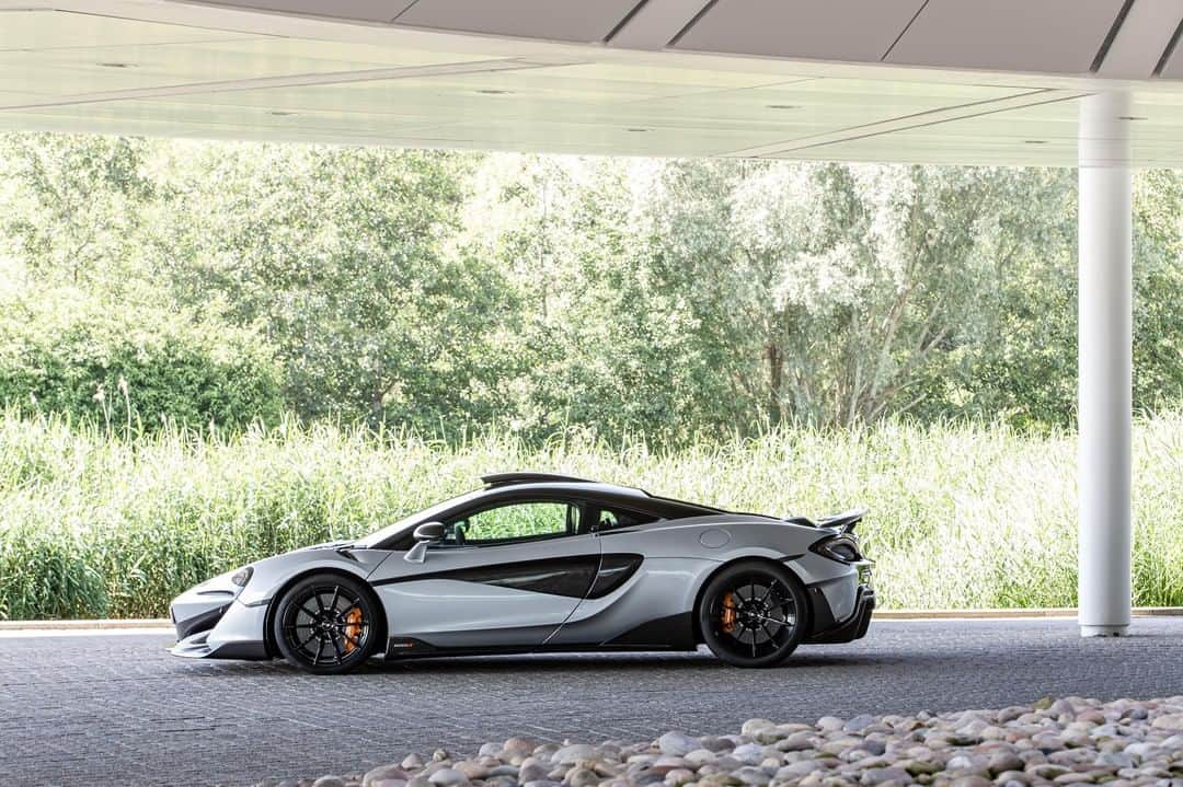 McLaren Automotiveさんのインスタグラム写真 - (McLaren AutomotiveInstagram)「McLaren London, the first McLaren retailer which opened its doors in June 2011 commissioned this unique #MSO 600LT featuring embroidered headrests, engraved throttle pedal and a Bowers & Wilkins 12-speaker audio system. A fitting tribute to the 1000th car sold by the London showroom. @LondonMcLaren @BowersWilkins」7月19日 18時32分 - mclarenauto